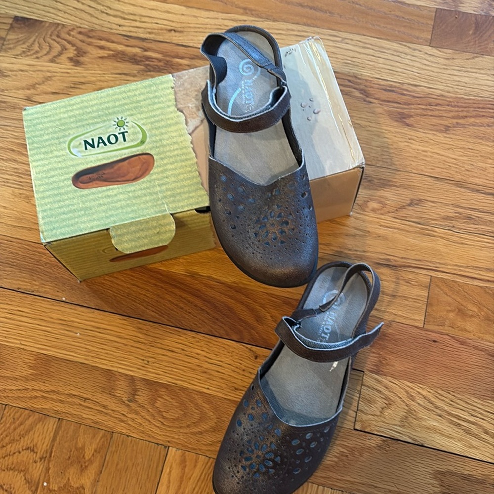 NWT Naot Arataki sandal brand new with box grey shimmer